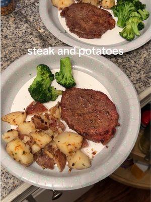 Gabriel ate his whole plate & asked for more broccoli which made me happy after requesting mac n cheese for the last three days 😆  ingredients: steak potatoes steak seasoning  s&p broccoli  garlic butter oregano  onion powder  #aldidinner #aldifinds #dinner #dinneridea #easydinner #momonabudget #wfhmom 