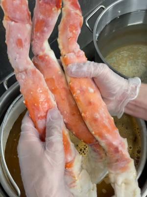 Spicy garlic butter + king crab = perfection! 😋🦀 #fyp #fypage #crab #crablegs #kingcrab #butter 