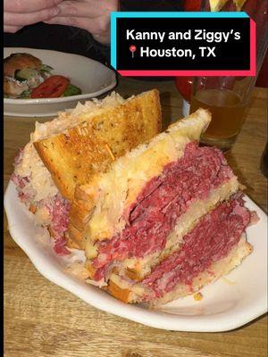 Kenny and Ziggy’s New York Delicatessen, Houston, TX. 🇺🇸🥞Este lugar tiene vibra de una cadena gigante, pero solo es uno. Tiene una gran historia este lugar, y el Reuben’s que es por el que venimos estaba otro pedo. Yo creo que  no existe alguien que haya probado el menú entero, pero gran lugar, siento que los desayunos han de estar buenos igual, platos gigante y con mucho sabor, a la Texas y el servicio espectacular. #food #foodreviews #comida #sanantonio #texas #houston #austin #latino #deli #delicatessen #katzsDeli #restaurante #diner 