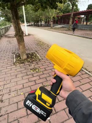 "Fall and winter must-have! This turbine fan blower handles leaves, dust, and snow with ease – a 3-in-1 cleaning powerhouse!" 🍂❄💨 #FallWinterCleaning #AllInOneTool #LeafRemoval #fyp #fypシ #tiktok #TikTokShop #foryou #QuickCleanup 