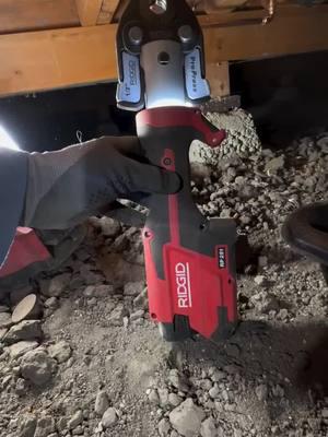 "Couldn't wait to get it under a house where I knew the LED light was going to shine!" @joaotheplumber knew that the RP 251 was going to be a gamechanger for those dark conditions. The LED light, the 360 degree swivel head and the lightweight design - all improvements we made to make your lives easier. 💪 #RIDGID #RIDGIDforthewin #Pressing #RP251 #plumber