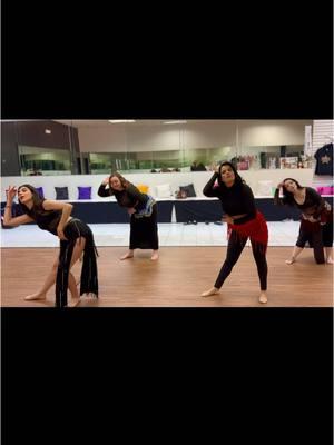 With my students 💃🏻🫶✨ #bellydance #bellydancer #tiktokbellydance #dance #tiktokdance #raqssharqi  #danzaarabe #tabla #shakira #foryou #foryoupage