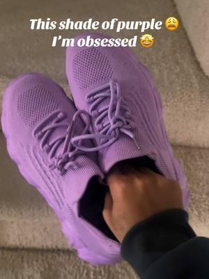 The most gorgeous shade of purple on such a comfy shoe #lilac #lilacsneakers #trendingfashion #fashionsneakers #newyearaura #tiktokpartner #tiktokcreatorpicks #mademyyear 