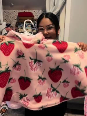 Strawberry Poncho 🍓 I love my small business, if you’ll like to support me my Etsy is in my bio 💖  #carseatponchos #kidsafety #carseatsafety #latinaownedbusiness #gabanes #hoodedponchos #toddlermusthaves #kidwinteressentials #fyp #parati #ponchos #firsttimeparents #padresprimerizos #giftideas #birthdaygift #winterseason