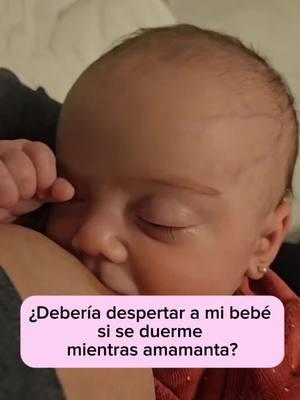 ¿Debería despertar a mi bebé si se duerme mientras amamanta? La respuesta es: en la mayoría de los casos, no. Dormirse al pecho es algo completamente normal. Mientras tu bebé se alimenta, su cerebro libera colecistoquinina (CCK), una hormona que lo relaja y lo ayuda a sentirse saciado. También es común que pierda un poco el agarre mientras se queda dormido placenteramente. 👉 ¿Y los gases? Si tu bebé se queda dormido profundamente al pecho, generalmente no es necesario despertarlo para sacarle los gases.La lactancia al pecho reduce el riesgo de que trague aire, así que, mientras esté relajado y cómodo, no hace falta interrumpir su sueño. 💡 ¿Cuándo sí despertarlo? Si es un recién nacido que aún no ha recuperado su peso de nacimiento, es importante estimularlo para que termine la toma y reciba suficiente leche: Frota suavemente sus mejillas o pies. Cámbiale el pañal o haz compresiones mamarias para aumentar el flujo de leche. Una vez que haya recuperado su peso, puedes relajarte y disfrutar de esos momentos de conexión, dejando que tu bebé se quede dormido feliz y saciado en tu pecho. 🌙 💬 ¿Tu bebé también se queda dormido al pecho? Cuéntame cómo vives esos momentos. Y si tienes dudas aquí estoy para ayudar 🙏🏻 🎥 @bellezamaterna Naudy de Martorano Asesora de Lactancia - Instructora de masaje infantil #lactancia #crecerconbebe #Laredo #Lactanciamaterna #Lechematerna #madreprimeriza 