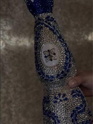 blinged out clase azul bottle 😮‍💨❄️💙 #claseazul #claseazultequlia #blingbottles #custombottles #centraloregonsmallbusiness #squidgame2 #botellasdecoradas #custommade #rhinestones #glitter #bling #latinaownedbusiness #aesthetic #botellasbuchonas #bottleartist #fypシ 