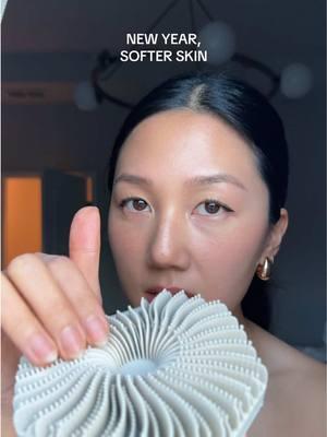 i also use my korean exfoliating mitt once a week and always lotion after the shower! #exfoliate #scrubber #showeressentials #bodycareroutine #keratosispilaris #chickenskin 