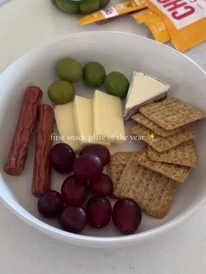 New year, same me. Snack plates are here to stay! ✨ todays snack plate has a few @Triscuit crackers, grapes, 2 @Chomps turkey sticks, a few slices of @Cabot Creamery Cooperative sharp white cheddar, a laughing cow wedge, and a few castelvetrano olives (THE BEST!) - we picked these up at @Whole Foods Market  #balancedlunch #snackplate #healthylunch #easylunch #wholefoods #newyearsameme #quicklunch #girldinner #FoodTok #chomps 