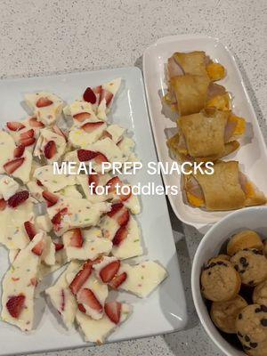 Let’s meal prep snacks for my toddlers! I had a lot of these things in my fridge already - i was trying to focus on snacks with protein and substance to keep them fuller longer! Here’s what you need: Protein muffin bites: * favorite protein pancake mix for the base (i love using @KodiakCakes ) * toppings of choice such as fruit, chocolate chips, peanut butter etc. * mini muffin pan Mix your protein pancake mix as normal for the base. Pour the mixture in a greased mini muffin pan. Add different toppings to each muffin & mix well with a toothpick. Bake at 350 degrees for 10-12 minutes. Turkey Cheese rollups: * croissant dough * deli meat of choice (we use turkey) * cheese Unroll the crescent dough and place your meat & cheese inside. Wrap each crescent up and cook at 375 for 8-10 minutes. Serve with dipping sauce or plain! Frozen yogurt bark: * vanilla yogurt * fruit  * sprinkles Spread your yogurt over parchment paper and make an even layer. Add fruit and/or sprinkles. Place in your freezer for 1 hour then break apart the bark and serve immediately. Store leftovers in your freezer! • • #kidssnacks #toddlersnacks #babyledweaning #snackrecipe #snackideas #healthysnacks #healthykidssnacks #yogurtbark #proteinmuffins #kidsmealideas #toddlermeals #EasyRecipe #toddlermom