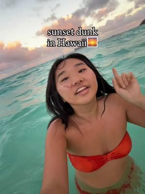 sunset dunk in Hawaii🌅🌊 #hawaiisunset #sunsetdunk #oceanvlog #livinginhawaii #hawaiilife 