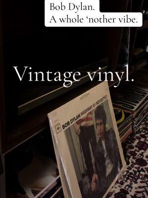 “Don’t the sun look good going down over the seaaaaaaaa?” Did you see the Dylan biopic? Saw it with my parents (Mom who LOVES #joanbaez and Dad who is a #dylanguy through and through. It’s great. #bobdylan #bangandolufsen #vintagestereo #highway61revisited #vinyl #vintagevinyl #records #acompleteunknown 