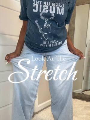 The STRETCH in these JEANS! #jeansoutfit #jeansoutfit #jeanshaul #stretchyjeans #stretchy #womensjeans #denimjeans #denim #denimday 