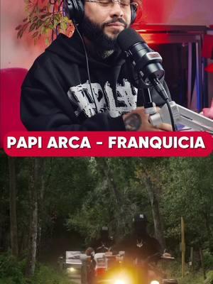 “LA LIBRETA” REACCIONA A LA FRANQUICIA DE ARCÁNGEL 🔥🖊️ 2025 arranca con fuego, y Papi Arca no vino a jugar. 💣 La Franquicia, el intro de su disco Papi Arca, es un statement necesario para el género. 🎶🔥 Anuel no se salvó: barras directas, mensajes afilados, y un claro recordatorio de que Arcángel sigue siendo un maestro en la tiraera. 🐐💥 Pero eso no es todo. ⚠️ Arca llevó un mensaje claro: sí se puede triunfar, pero con las reglas bien puestas. 💼🔫 Utilizando armas legales en el video, demuestra que todo se puede hacer si se hace bien y sin mirar por encima del hombro. 📜✅ Además, les dejó saber: “Estas armas cuestan, son mías, y son legales.” 💰💪 Arcángel retó, se montó en el beat, y dejó claro que sigue siendo el verdadero referente de la calle. 🌎🔥 Este intro es solo el comienzo de lo que promete ser un año explosivo para el reguetón. 🚀✨ ¿Qué opinas de este mensaje de Papi Arca? 👇 Déjame saber en los comentarios. 💬📲 #LaLibreta #Arcangel #LaFranquicia #PapiArca #Tiraera #Reggaeton2025 #LaCalle #Anuel #MusicaUrbana #TrapLatino #LaLibretaReacciona #LaIndustria #FuegoEnElBeat 🔥🖊️