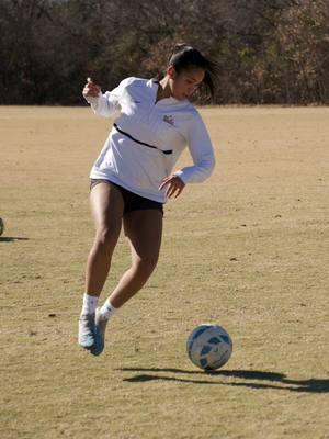 Off-season reps with Pen forward Taylor Cheatham 🔥 In the first clip, we focused on a 4-shot finishing drill tailored to her position. The emphasis was on executing specific moves that directly translate to her field role, sharpening her ability to finish under pressure. The second clip shows a drill we worked on earlier in the session, designed to help Taylor get comfortable with moves she can use to be more effective when driving toward goal. The goal here was to build muscle memory and confidence in high-pressure situations. The grind doesn’t stop—working on those small details that make a big impact in the game. 🏟️⚽️ Tap in and let us know: What’s your go-to move when driving to goal? 👇⚽️ #cruzcoaching #soccerskills, #playerdevelopment, #1v1training