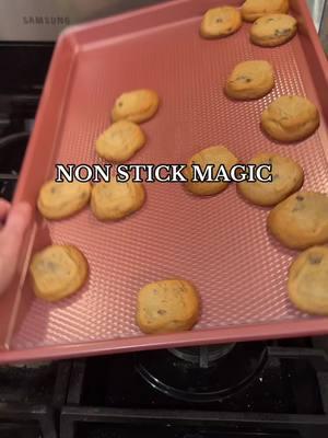 The definition of nonstick baking pans! 🍪 #nonstick #nonstickpans #bakingpan #bakingpans #bakingsheet #cookiesheet #potsandpans #bakeware #baking @Hongbake 