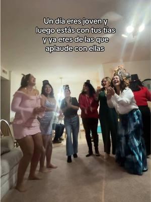 Una vez que empiezas a aplaudir al bailar ya no hay vuelta atrás 🤪  #tias #tia #aplaudir #señoras #señora #aplaudescuandobailas #aplausos #humor #comedia #familia #baile #feliz 