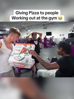 Vince gave people working out pizza 😂🍕 #vinceaesthetic #aesthetic #youtube #youtubeclip #protein #gym #pizza #prank #funnyvideos #workoutroutine #planetfitness #pizzaprank 