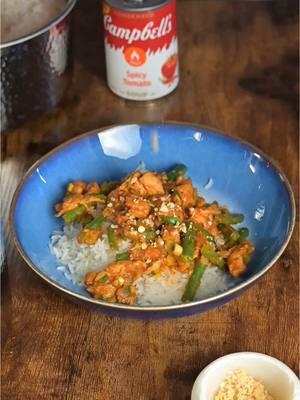 Let's turn up the heat for dinner. Using our Spicy Tomato Soup, turn chicken and green beans in to a quick and easy meal.🥘 #Spicyrecipes #Easymeal #stirfry 