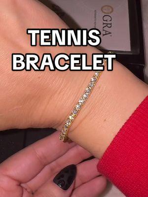 It never stops sparkling ✨ the quality of this bracelet is unmatched #moissanite #moissanitejewelry #moissanitevsdiamond #diamondbracelet #tennisbracelet #tarnishfreejewelry 