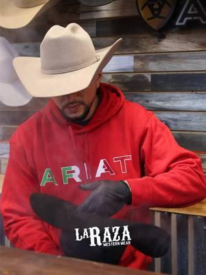 We’ll have your felt hats looking exactly how you want them! Make sure to pick one up this season 🤠 Remember to use coupon code “2025” for 25% off your entire online purchase! 🛍️  Don’t wait too long, this sale is only lasting from January 1st-5th! 🌵 Larazawestern.com . . Come check us out at  📍 2054 Wirt Rd Houston, TX  77055 📍2835 Broadway St Houston, TX  77017 . . #westernstyle #westernwear #newboots #cowboyup #vaquerostyle #felthat #americanhatco #stetson #cowboyhat #countryboy 