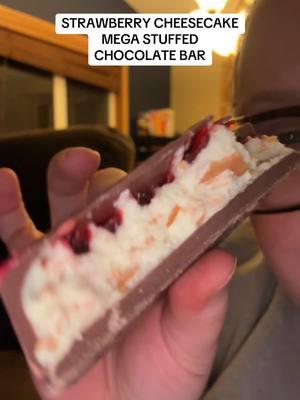 #strawberrycheesecake #cheesecake #stuffedchocolate #chocolatecoveredstrawberries #dubai #dubaichocolate #dubaichocolatebar #chocolatebar #chocolate #crunchy #asmr #asmrvideo #asmrtiktoks #eating #SeasonalEssentials 