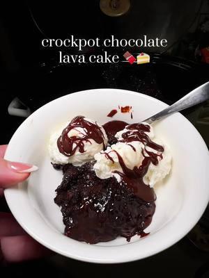 this was soooo gooey 😍😍 #homemade #crockpot #homecooking #dessert #Recipe #southern #countrymusic #EasyRecipe #southerncooking #cooking #foryourpage #recipes #cake #recipes #mealideas #DinnerIdeas 