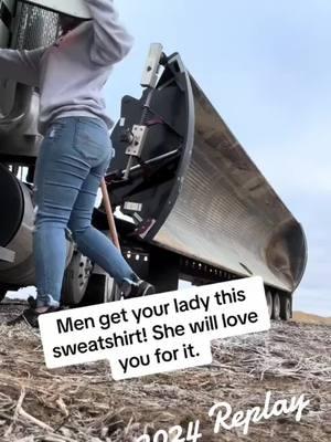 #lifestooshort #littletruckinchick #littletruckin #iworkharderthananuglystripper #differentkindofbreed #trucker #bluecollarbabe #trucking #peterbilt #smithco #smithcosidedump #sidedumpmafia 