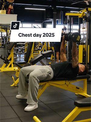 New years 2025 #foryou#foryoupage#fy#fyp#4y#4you#4youpage#4yp#chest#chestday#2025#gym#GymTok#fit#fitness