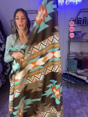 We are loving all these mystery throws and the colors in this one are so good!!🤎🩵🧡 Go snatch you one up!🛍️ #envystylzboutique #envystylzexclusive #envystylzblankets #mysteryblanket #aztec #western #softandcozy #etxboutique 