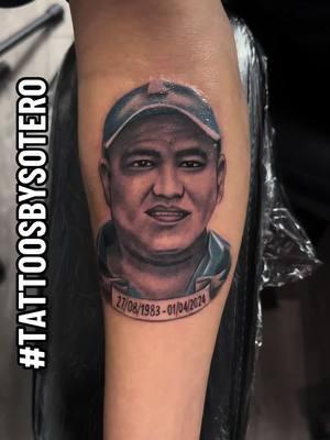 Tatuaje en memoria de su hermano🙏🏽😎 ‼️inbox para precios y citas‼️ #tattoosbysotero #tattoos #fypシ #fy #fypシ゚viral #fypage #page #pov #trust #blessed #houstontattooshop #portertattoo #sleevetattoo #tattooideas #htown #texas #inlovingmemory #enmemoria #portrait #portraitattoo #retrato #qepd😔🖤 #request 