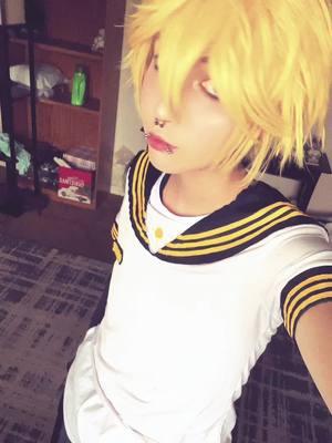 tiktoks going extinct so mught as well start cosplaying again lol anyways i made this with what i had around the house :p #cosplay #lenkagamine #kagaminelen #kagaminelencosplay #lenkagaminecosplay #cosplayer #vocaloid #vocaloidcosplay 