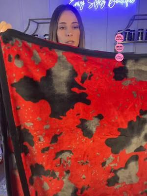 Y’all! Check out this red cow oversized blanket!❤️🐄 Only a few left so go grab one! #envystylzboutique #envystylzexclusive #envystylzblankets #western #cowprint #softandcozy #etxboutique 