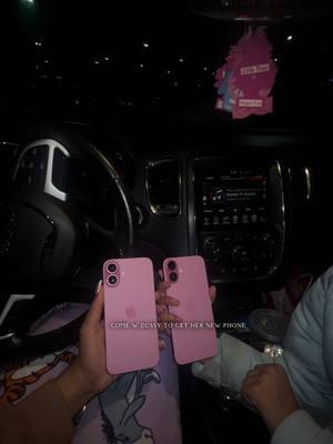 twinnnn, she’s so happy! 💕💞 #fyp #pinkphone #foryoupage #iphone16 #trending #twin #twinnem #iphone16pink #viralvideo #fyppppppppppppppppppppppp #spoiled #pinkiphone #foryourpage 