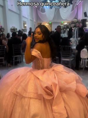 Hermosa quinceañera con un bello vestido de 15 años que luce espectacular / LOYOLA VALS / coreógrafo y chambelanes de renta en Los Ángeles #loyolavals #untalmuneco21 #loyola #loyola #untalmuneko21 #california #coreografo21 