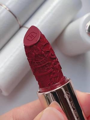 Quand l'art de la gravure s'allie à la porcelaine chinoise, voici un rouge à lèvres d'une beauté exceptionnelle. 💄✨#Florasis #florasisbeauty #makeupessentials #lipstick #makeupaddict #Cbeauty #florasisengraving #porcelain #lipmakeup 