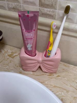 Is this not so cute !!! You could also use it for any room decor !#toothbrush #bathrooms #TikTokShop #rainboweverything #bow #TikTokShop #tiktokmademebuyit 