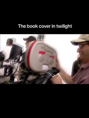 it took 13 takes for Robert to get it right 😅 #robertpattinson #fyp #twillight #twilightsaga #kristenstewart #bellaswan #BookTok #edwardcullen #behindthescenes 