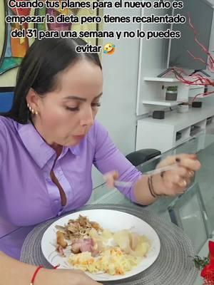 Alguien más comiendo recalentado del año pasado? 🤣🤣🤣🤣 #recalentado #elañopasado #añoviejo #ladieta #comedia #parati #humor #sonrieysefeliz #queinseguridad #dianazapatau 