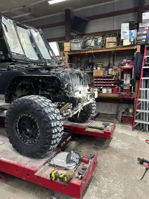 Frame chop bumpers from motobilt and Next Venture #jeep #gandrtrailguides #jku #onxoffroad #motobilt #dirtylifewheels #warn #metalcloak 