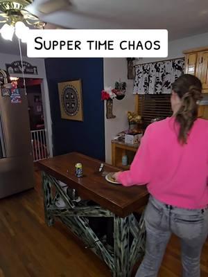 its always chaos around here. #chaos #chaoshouse #suppertime #dinnertime #jessicareed #countryboujeee 