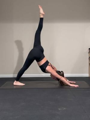 try this downdog flow to broken triangle #yogaflow #downdogflow #myyogastyle #yogaismyhappyplace #yogamom #yogajourney #homebody #yogi #unapologeticallyme #strongmom #yogatherapy 