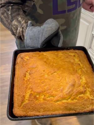 How we make our square skillet cornbread! #fyp #Foodie #foodvideo #delicious #deliciousfood #cornbread #louisiana 