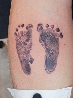 The tiniest feet that made the biggest mark 👣 Tatted by Diaz  Book with Diaz at our Soho location📍 Soho, Union Square, and Williamsburg  11AM-9PM 7 DAYS A/W🕘 WALK-INZ OR BOOK ONLINE…📕 TATTOOS & PIERCINGS, NO ATTITUDE, NO MISERABLE HOOPS TO JUMP THROUGH...🚫 WALK-INZ WELCOME OR BOOK ONLINE AT ⚔️livebytheswordtattoo.com⚔️ . . . . #livebythesword #nyctattooshop #tattooartist #sonogram #soho #manhattan 