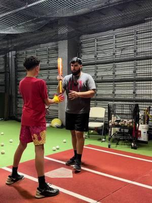 You’ve probably seen Soto doing this drill! Great feel drill to learn to lead with the knob and staying inside the baseball! Michael’s come such a long way in just 2 classes keep grinding kid!  - - - - - #miamibaseball #hittingcoach #hittinginstructor #baseball #baseballtips #tophandhitting #backspinbaseball #indoorbaseballfacility #indoortraining #hittershit #nolaunchangle #handeyecoordination #hittingtips #travelball #hittingmechanics #fyp #foryoupage #baseballfyp 