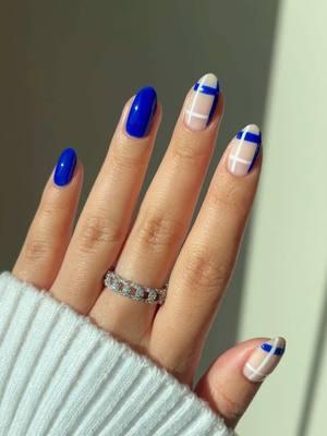 How to create a sweater weather mani 💙💙 Colors used: Pure, Pure Love, Bags Are Packed @bycheznails #ellamila #fallnails #plaidnails 