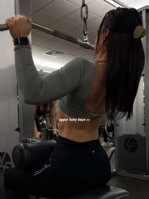 upper or lower body days ? . . . . . . #womeninfitness #fitnessmotivation #fitnessgirl #mindsetmotivation #femalefitness #femalefitnesscoach #beginnerfitnesstips #femalefitnessmotivation #strengthtrainingforwomen #workoutroutine #backworkoutforwomen #upperbodyworkout 