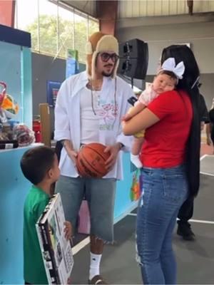 #badbunny y su fundación #goodbunny siguen la tradición de llevar alegría y esperanza a los niños de su isla #puertorico. ‘Bonita Tradición’ ❤️ . . . . . . #miraquetevi #bonitatradicion  🎥 cheeryviruet