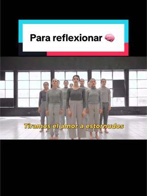 En este nuevo año que comienza, te invito a respirar profundo y vivir lento. 🌿 Por vínculos más humanos, por abrazos cálidos que reconfortan, por escuchas sinceras que enriquecen nuestras almas.  Es momento de priorizar lo esencial: los procesos profundos que nos transforman, los encuentros íntimos que nos llenan de luz. 💫  Que cada día esté lleno de momentos que nos inviten a detenernos y a conectarnos con nosotros mismos y con los demás. Celebremos la vida en su esencia, cultivando la paz y la gratitud. 💖  Te espero en este camino hacia una vida más plena. ¿Estás listo/a para respirar y vivir diferente?  Un abrazote  Flor 🌺  . . #RespiraYViveLento #ConexiónHumana #InicioDeAño #reflexion #vinculos #amor #vivelento #slow #respira #conecta #ama #amor #salud #motivacion #introspeccion 