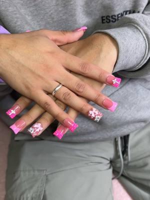 Chicas aquí mi novio les enseñará cómo aplicar sus uñas press on 🫶🏼💅🏼 #nails #uñas #foryoupage❤️❤️ #paratiiiiiiiiiiiiiiiiiiiiiiiiiiiiiii #nailspresson #viralvideo #pressonnails #nailsoftiktok #nailsart 