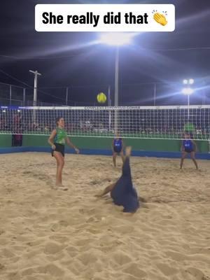 No hands is #IMPRESSIVE 🤯 (via Nataliaguitler/IG) #beachvolleyball #womenssports #Loveyourboobs 